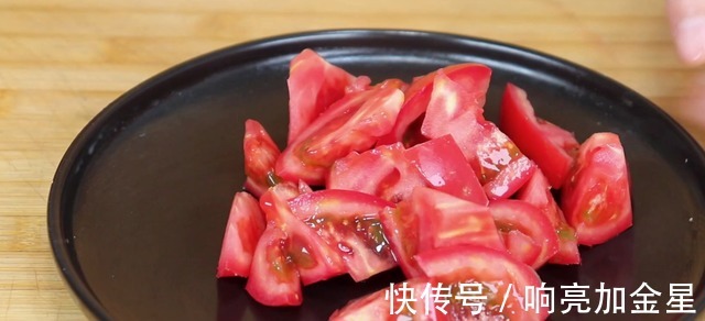 茄子里加1个西红柿，这样做太香了，很多人没试过，比吃肉解馋！