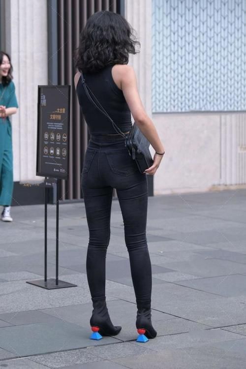 会穿搭的女生就是任性，洋溢着个性的魅力，轻松美出时尚感