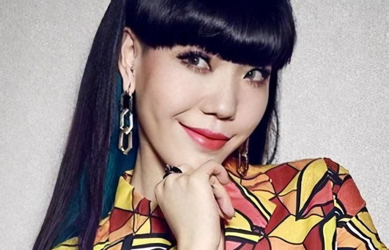  消失|从1.3亿代言费到县城卖唱，“消失”2年的吴莫愁，今为何无人问津