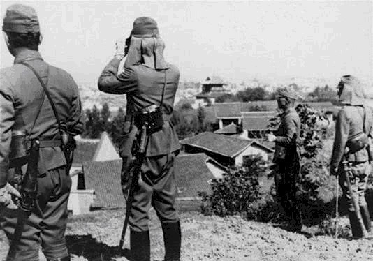 掩护|抗日名将差点被活捉,排长为掩护他被斩首,他在日军眼皮底下藏着