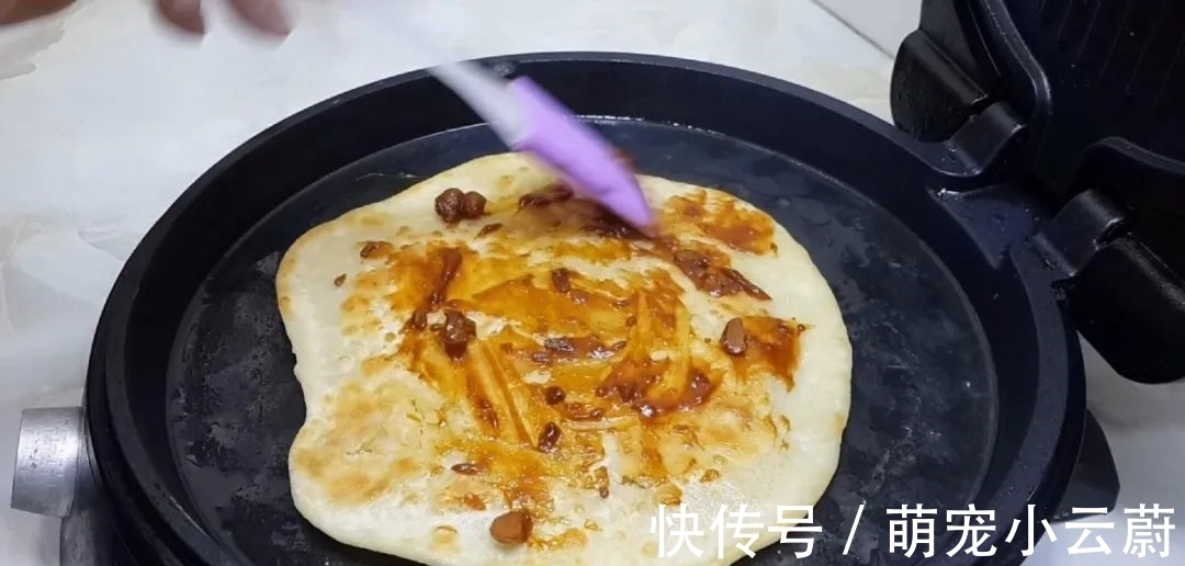 案板|3勺清水,1斤面粉,淋上鸡蛋液,教你做创意早餐饼,比葱油饼好吃