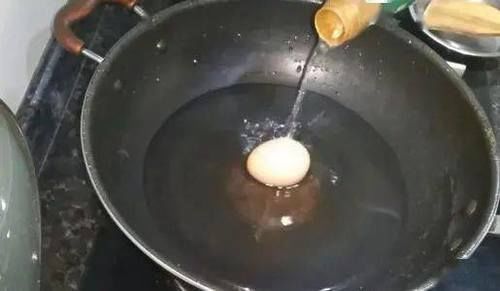 煮鸡蛋，记住不要只用水，教您一招，鸡蛋又嫩又好剥，太实用了