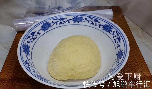 保鲜膜|面粉别炸油条了,锅里炒一炒,个个焦脆又香甜,一口一个真过瘾