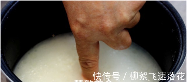 煮米饭不要只加水了，教你饭店不外传的技巧，米饭香甜松软又好吃！