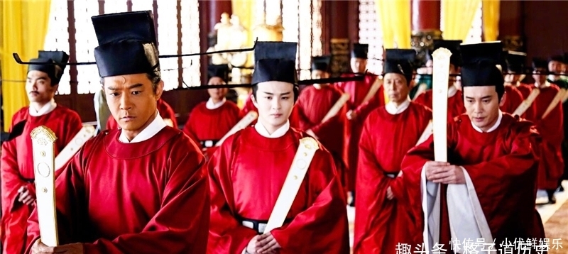 包拯为破案出了一上联,一书生对出下联后,包拯:你就是凶手!