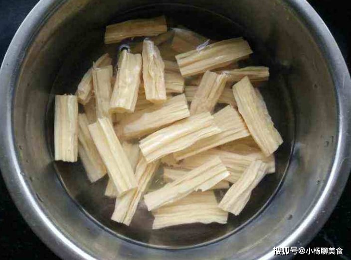 腐竹|泡腐竹，千万不要只加水！学会这2个诀窍，腐竹吃起来又嫩又滑