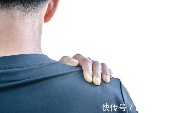 关节囊|患有肩周炎时,身体或有这4个症状表现,需细心观察,别忽视