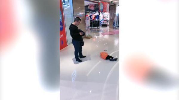 小宝宝|女儿商场撒泼打滚,爸爸被气得头大,父女僵持3小时,网友笑翻
