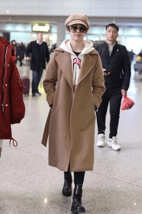 贝雷帽|真是女生穿搭教科书，穿浅驼色大衣内搭卫衣，显高显瘦