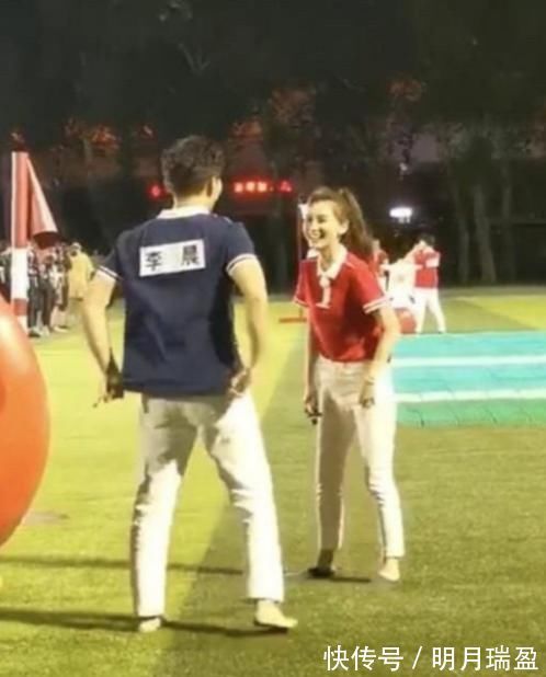 跑男|上帝给了杨颖“动漫脸”,却忘了她的腿型,穿上白裤子后腿围亮了