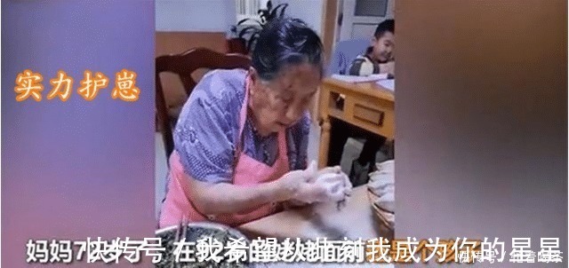 女儿|有妈的孩子像块宝，92岁妈妈摘菜包饺子，72岁女儿看电视等吃