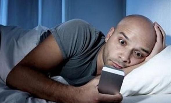 手机|喜欢在睡觉前“玩手机”的人,一个月后,3个坏处会不请自来!