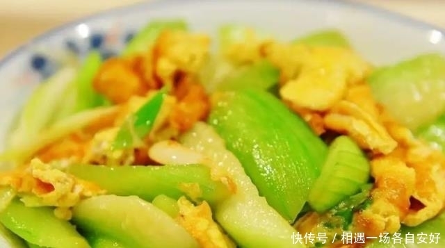 夏天要多吃絲瓜,清熱去火,美白補水,簡單一炒軟嫩鮮美,真不錯