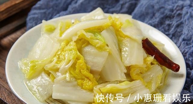炒白菜，切好直接下锅可不行，多做关键1步，又香又脆不出水