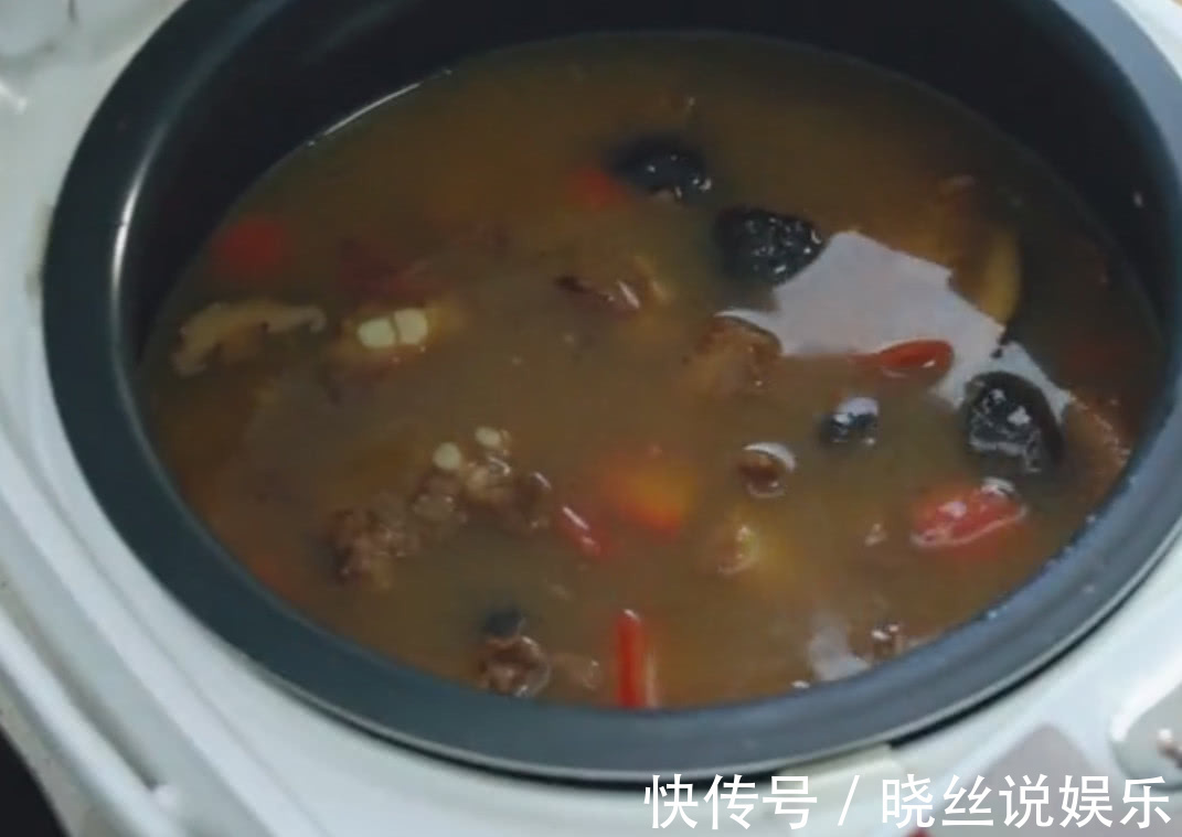 葱段|排骨不要炖土豆了，媳妇给里面倒了一碗面粉，老公不够吃了