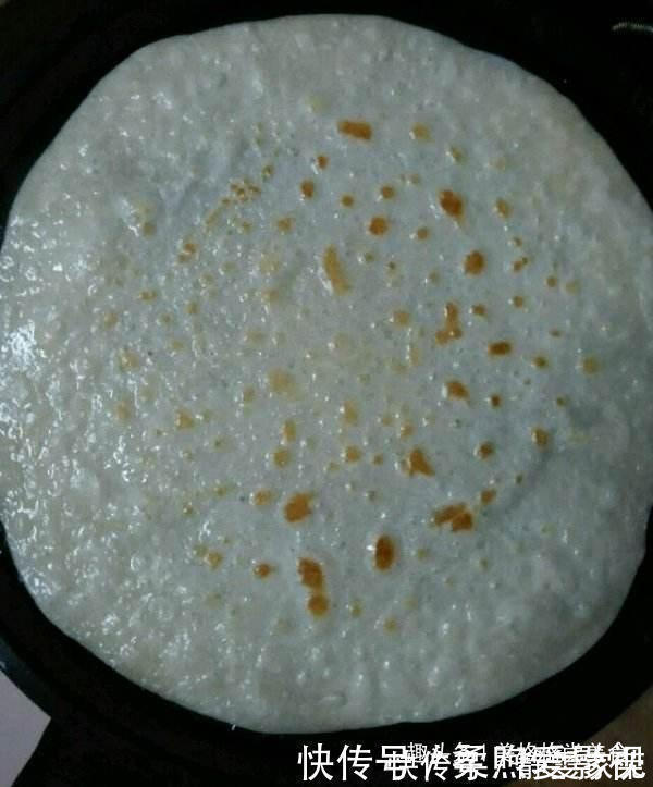 做烙饼时，和面用的“水”很重要，只有用对水，烙饼松软还分层！