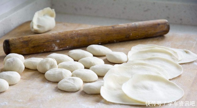 做饺子皮时,别只会放盐,多加一味,饺子皮柔软又劲道,比买的好!