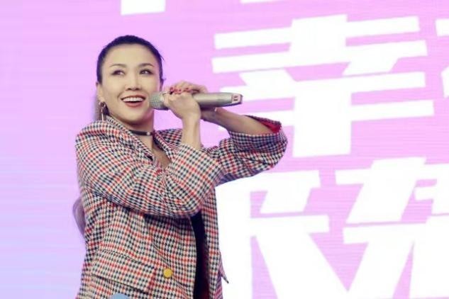 搭配 王蓉罕见出席活动胖变样,穿长筒靴大象腿勒出痕,胖后颜值却高了