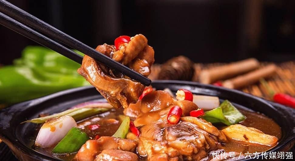 黄焖鸡家常做法,肉质滑嫩,味道鲜香比饭店还好吃,太香了