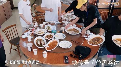 鹿晗黃渤鄧超陳赫四人點(diǎn)八道菜吃不完，看到剩菜處理方式：冷血
