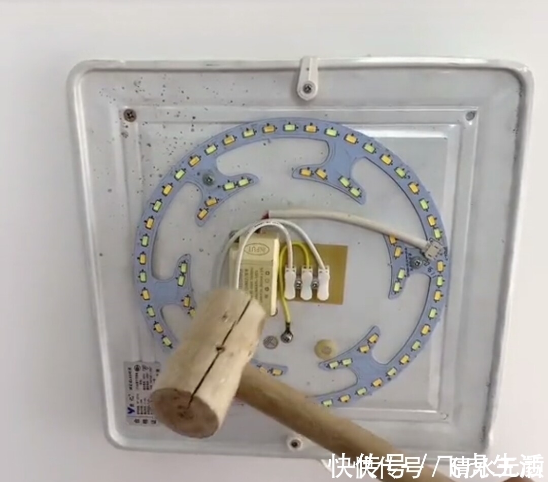 灯芯|家里吸顶灯坏掉换灯你就亏了,教你这样改比原来还要亮,只几块钱