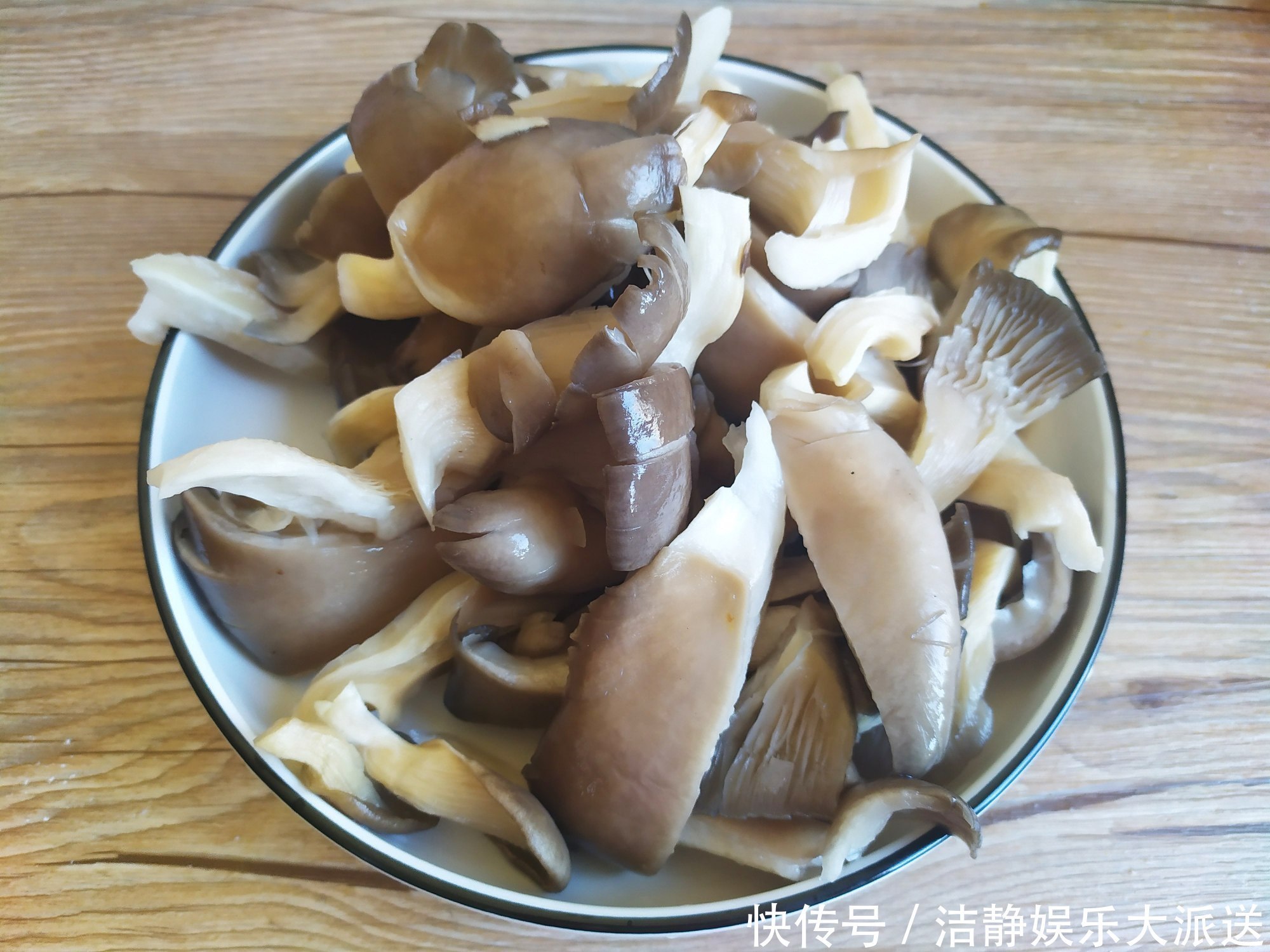 家人|这种蘑菇三四元一斤,家家吃得起,滋阴养肺,隔三差五做给家人吃