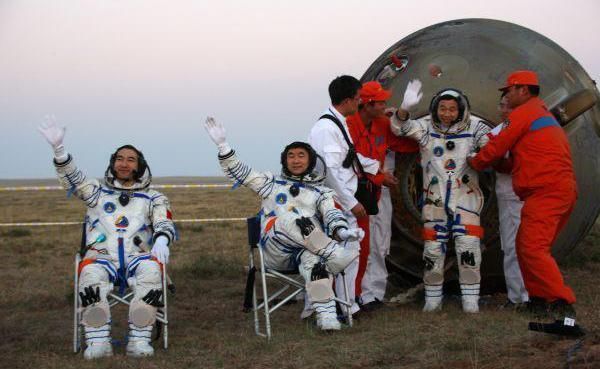 生死瞬间 神舟7号最凶险的时刻，翟志刚冒险出舱，经历了一次生死瞬间