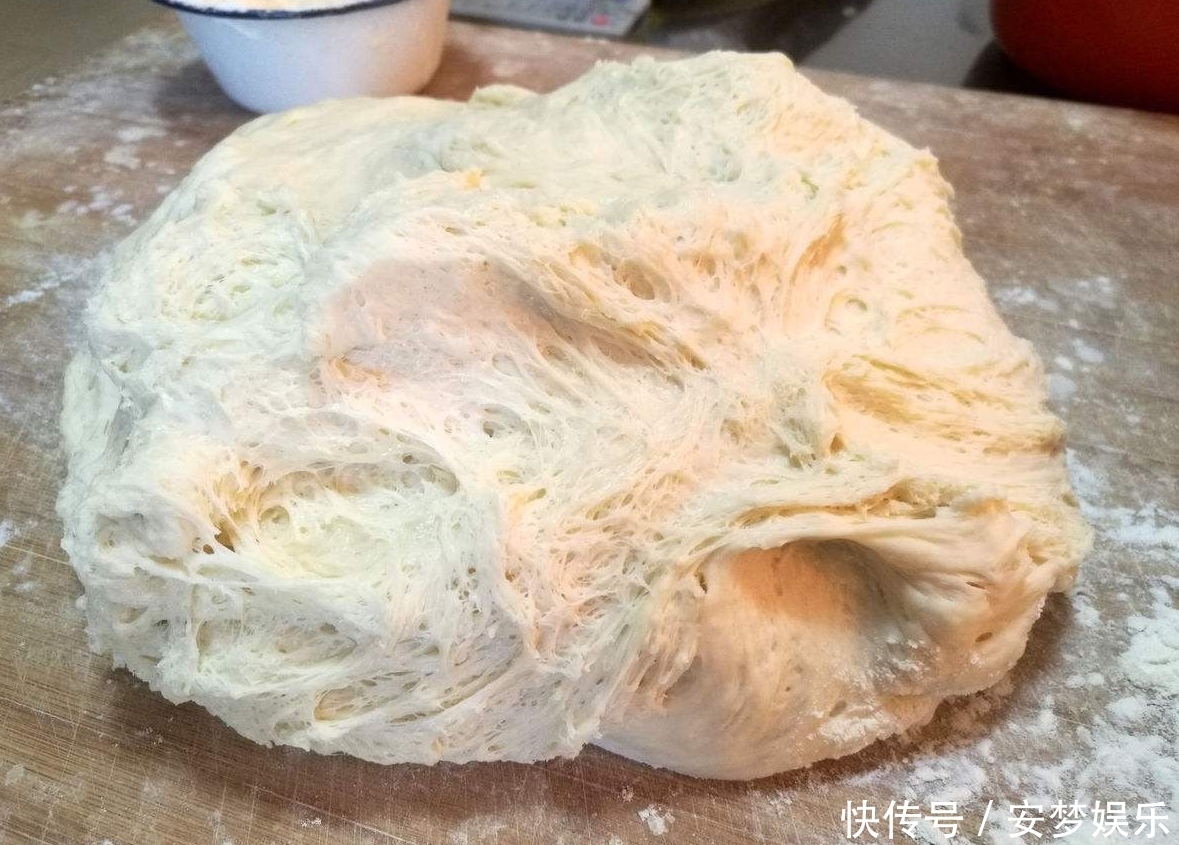  冬天发面时，不要直接加酵母，多加两步，一个小时就能发好面
