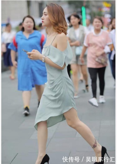 吊带连衣裙 浅蓝色吊带连衣裙搭配黑色高跟鞋,清新迷人,时髦靓丽