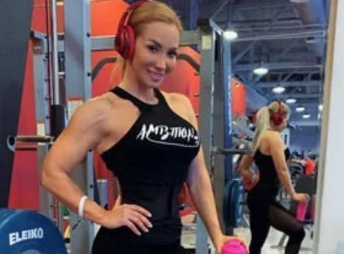 辣妈|35岁俄罗斯辣妈健身5年,塑造肩宽腰细身材,身材看起来却很协调