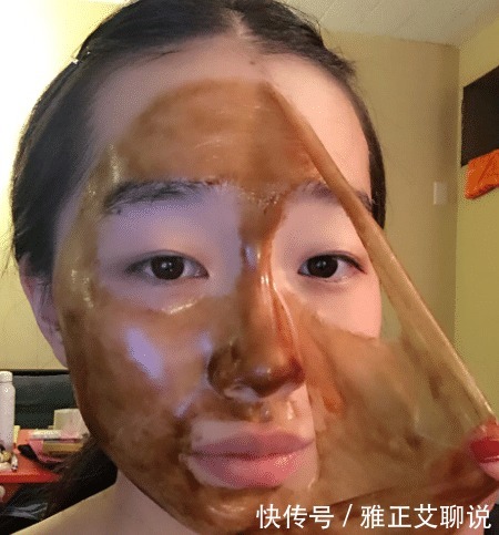 使用爽肤水时倒手上就开始拍？医生都哭笑不得：果然是人傻钱多！