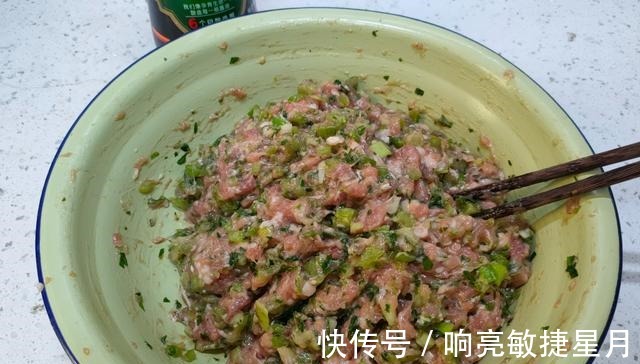 分享怎么做饺子馅的窍门，味道鲜美一学就会，爱吃饺子的别错过！
