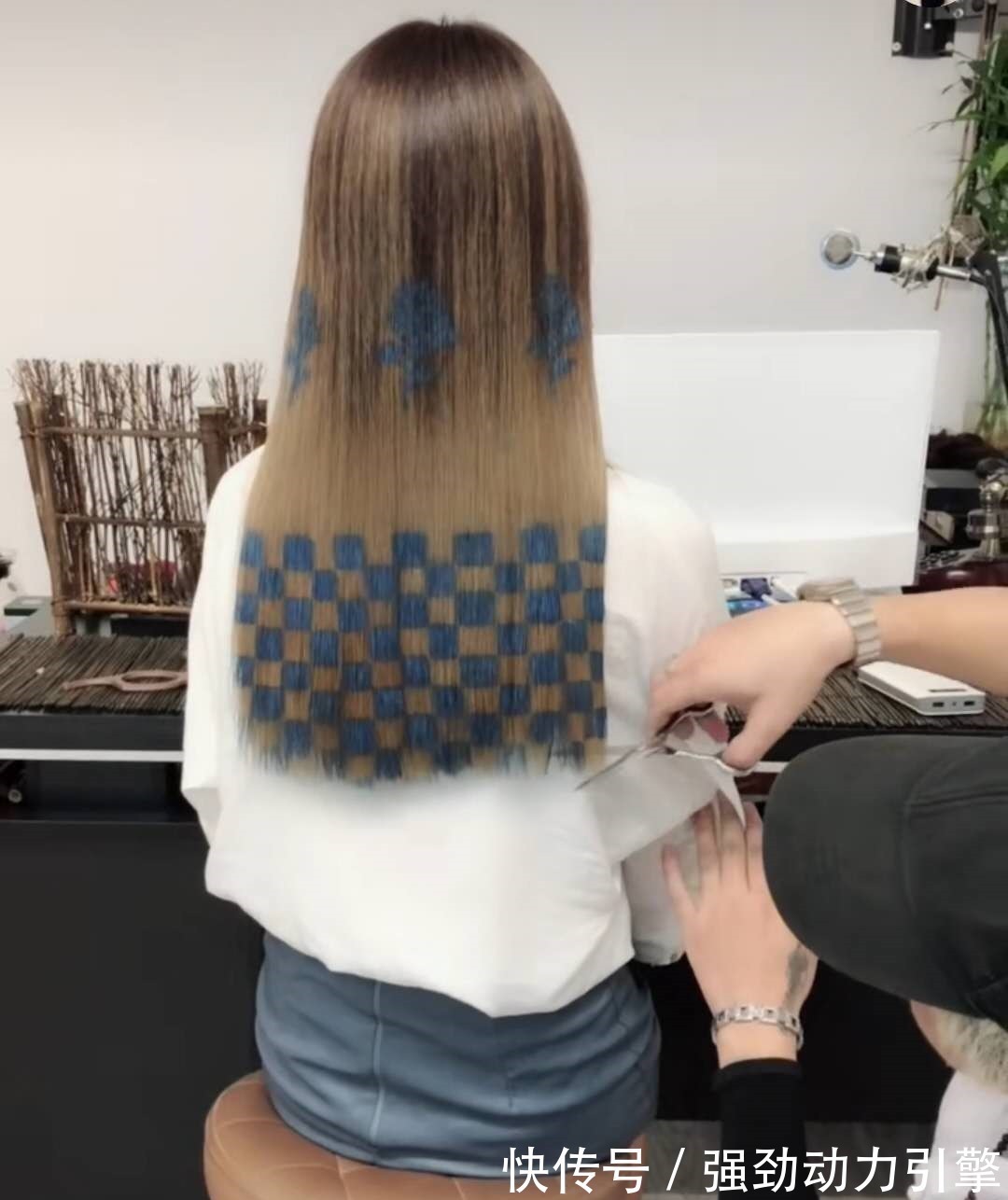 玫瑰花 做创意发型在头发上染玫瑰, 贴锡纸做方格, 网友 有本事梳下试试!