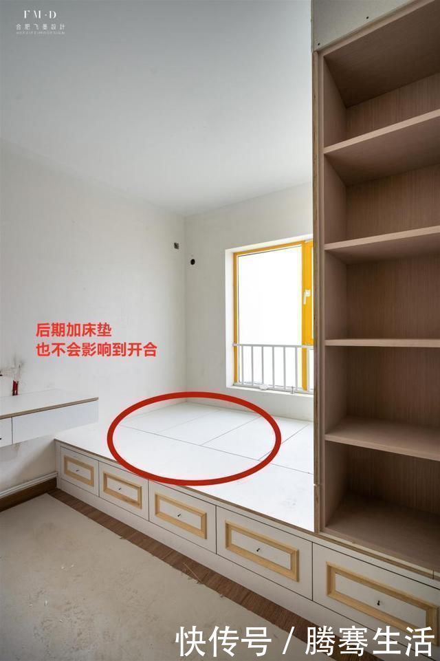 床尾|次卧打榻榻米组合柜，木工又把它改良了，床尾柜子留空睡着才舒服