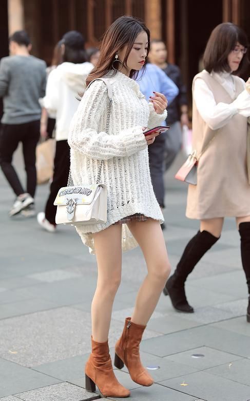 高跟鞋|街拍:美女脚上踩着一双高跟短靴,完美的把身材和身高展现出来