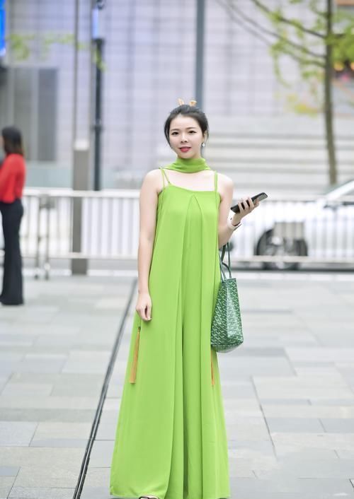 穿搭特别的女人,人群里一眼就可以看见