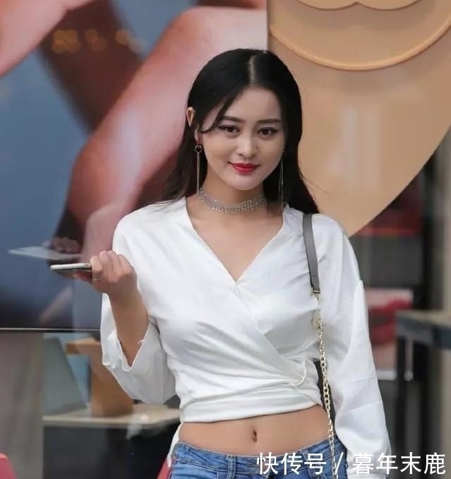 高挑紧致的牛仔裤美女,小蛮腰盈盈一握,羡煞旁人