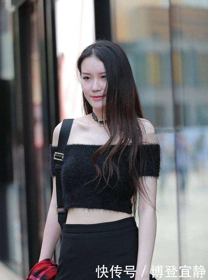 黄色打底上衣搭配深色短裙,美女的身材尽显!