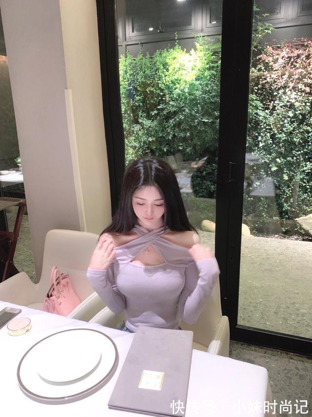 时尚 干净简约的穿搭,有时候更能体现女人的优雅气质,时尚就在身边