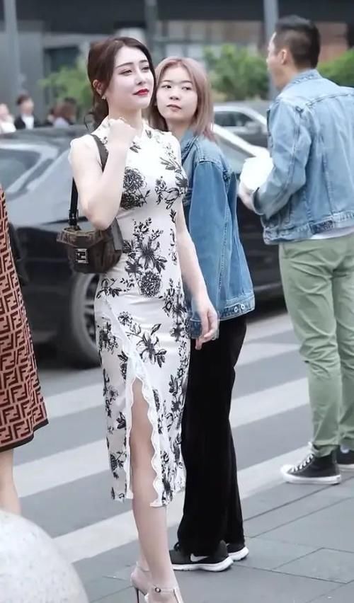 白色印花旗袍,小姐姐身材丰盈,完美的诠释了这件旗袍,不是必须苗条穿就好看,对么!