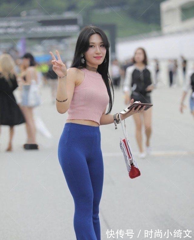 喇叭裤|粉红色上衣搭配深蓝色喇叭裤，时尚高级，青春靓丽