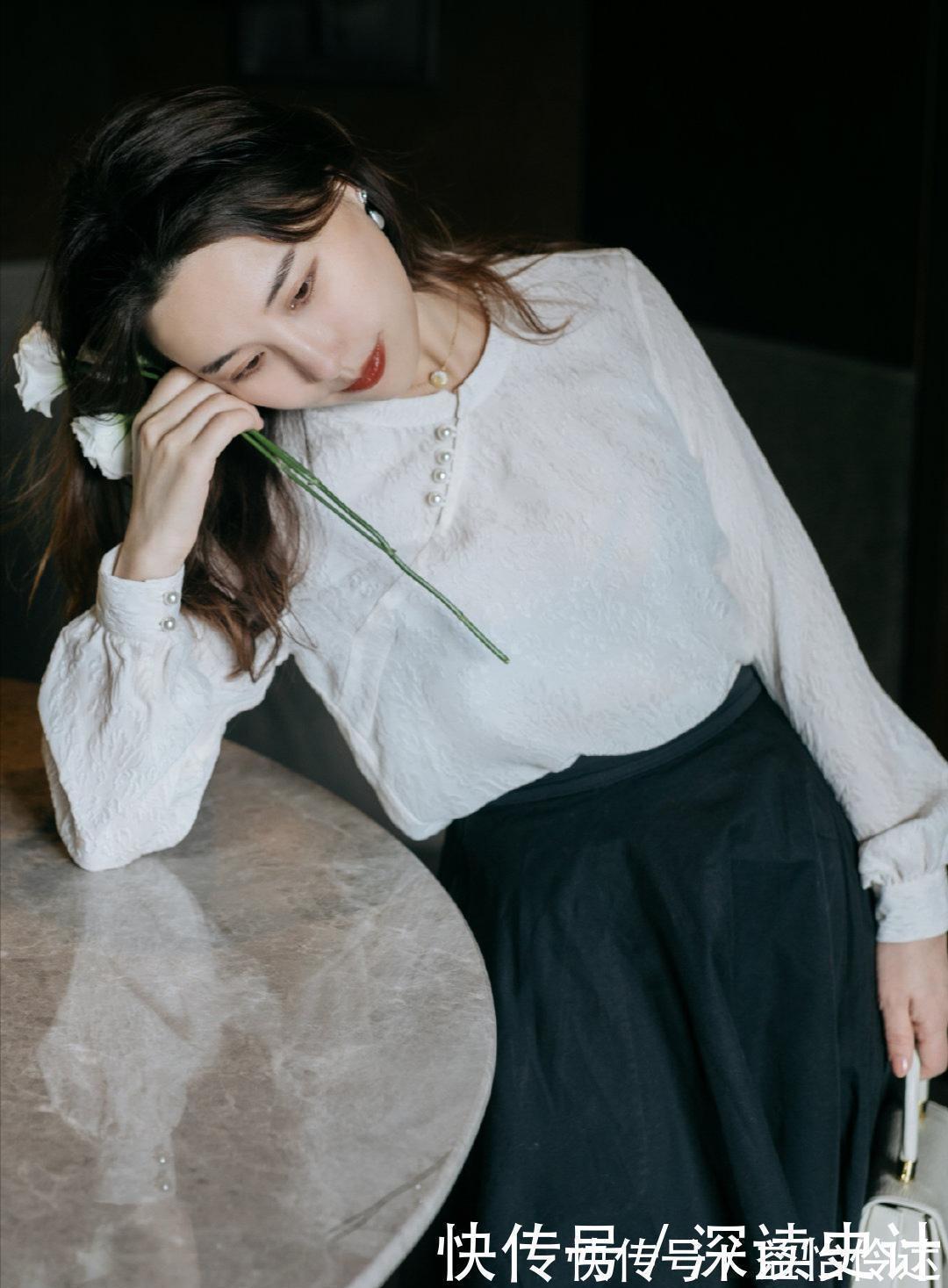 黑色 今春流行“衬衫+黑色半身裙”搭配,减龄时尚优雅,精致显瘦高级