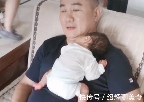 流线型|“最富有姥爷”带娃睡觉火了,这大概我见过最值钱的“外挂”了