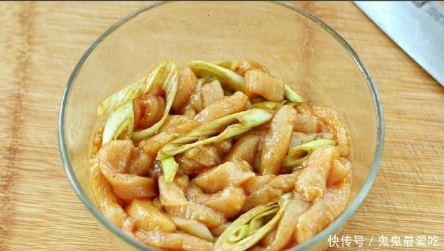 香酥美味炸鸡柳,在家只需轻松几步便能搞定,孩子直呼妈妈是厨神