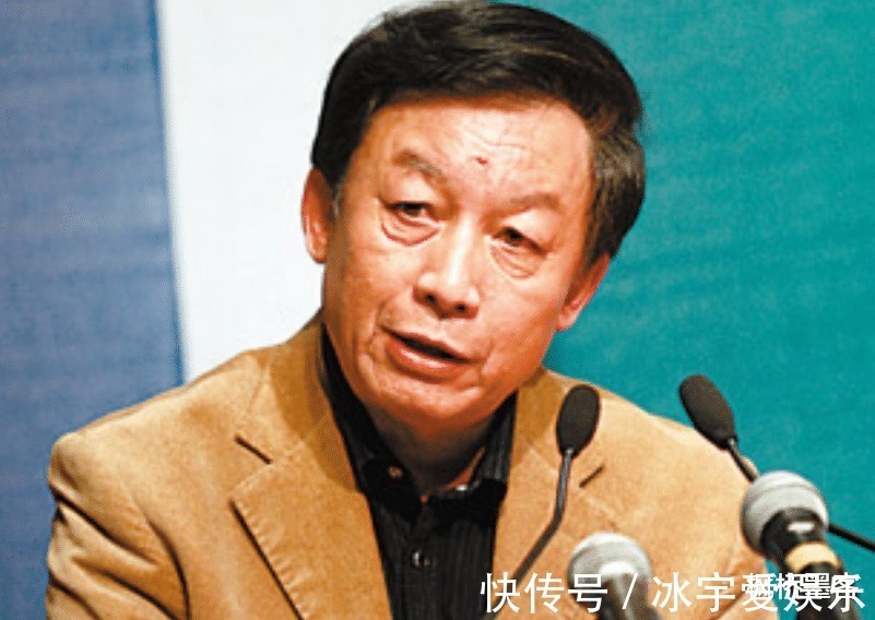 余秋雨#著名学者易中天多次批评余秋雨,文人相轻余秋雨我不认识他