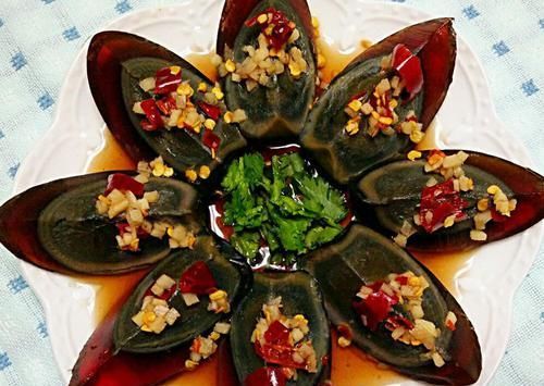 完整|凉拌松花蛋,很多人第一步就做错了,教你一招,松花蛋完整不沾刀