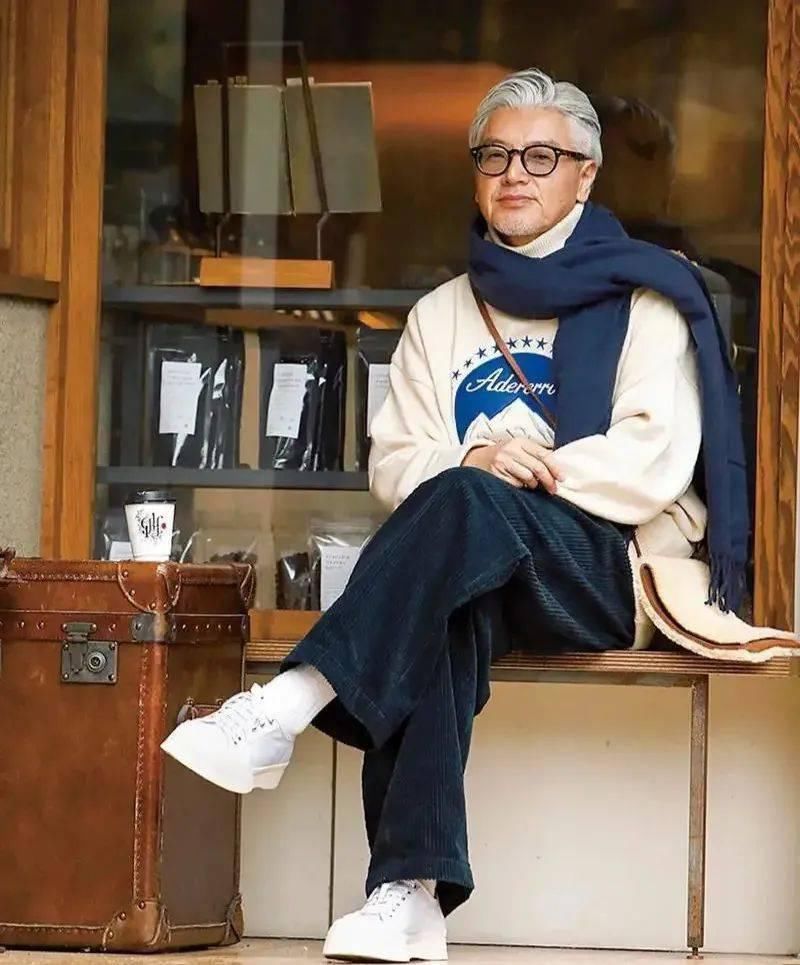 有时尚感的人太吸睛了！这位50+的大叔，穿出了20+的潮酷