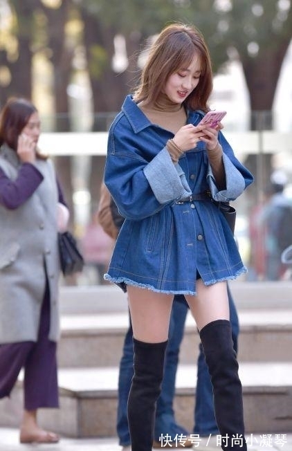 玩转|微凉秋日的个性穿搭,宽松牛仔外套+长筒靴,轻松玩转下身失踪