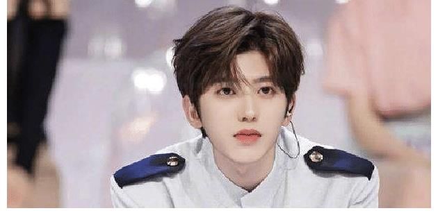 手機|網(wǎng)友吐槽蔡徐坤錄綜藝未免太輕松了，當著鏡頭還敢偷玩手機