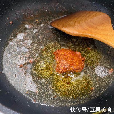 这样做蒜苔麻辣鸭丝，隔壁小孩都馋哭了